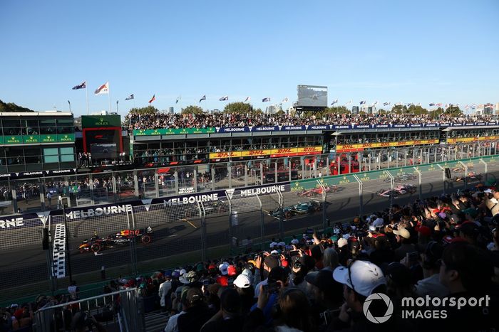 Max Verstappen, Red Bull Racing RB19, lidera Sir Lewis Hamilton, Mercedes F1 W14, Fernando Alonso, Aston Martin AMR23, y el resto en la reanudación.