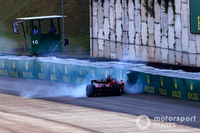 Charles Leclerc, Ferrari F1-75, golpea la barrera