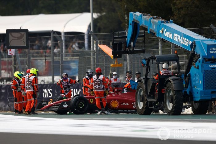 Oficiales de pista retiran el coche de Charles Leclerc, Ferrari F1-75, del circuito tras un accidente en la FP2