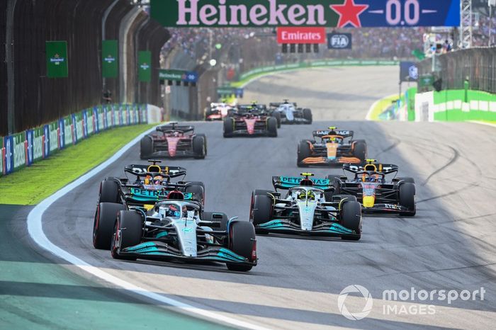 George Russell, Mercedes W13, Lewis Hamilton, Mercedes W13, Max Verstappen, Red Bull Racing RB18, Sergio Pérez, Red Bull Racing RB18, el resto en la salida