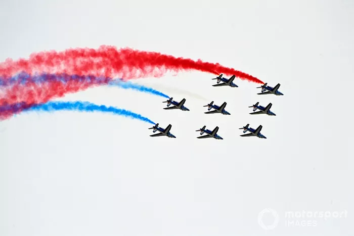 El equipo de exhibición del Armee de l'Air et Espace, La Patrouille de France, pasan por el circuito