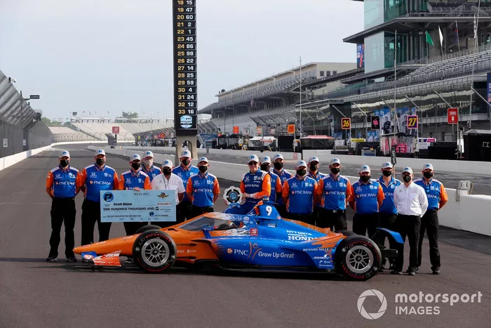 Scott Dixon, Chip Ganassi Racing Honda, celebra con su equipo la obtención del premio NTT P1 y la pole position