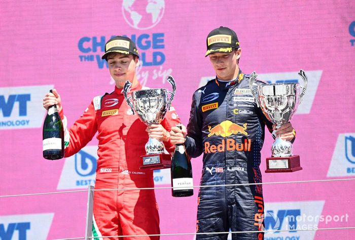 Ganador Dennis Hauger, Prema Racing, segundo lugar Olli Caldwell, Prema Racing