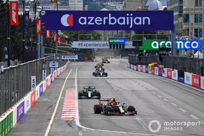Sergio Pérez, Red Bull Racing RB16B, Lewis Hamilton, Mercedes W12