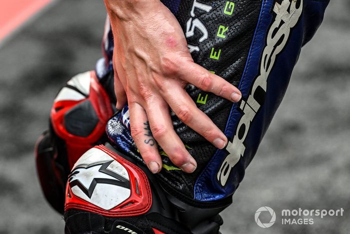 Detalle de la mano de Fabio Quartararo, Yamaha Factory Racing