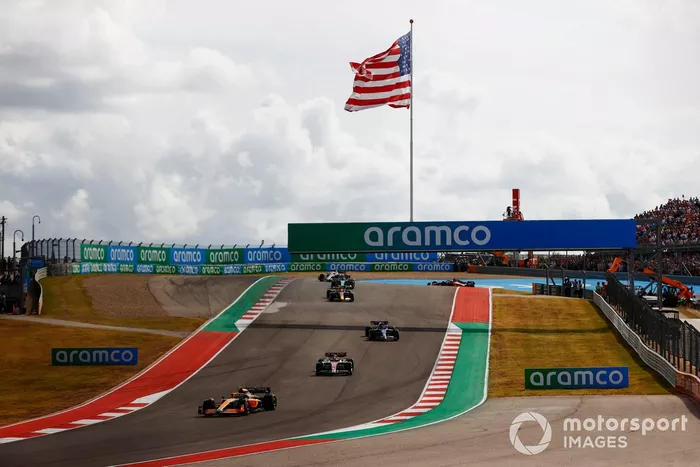 Lando Norris, McLaren MCL36, Valtteri Bottas, Alfa Romeo C42, Alex Albon, Williams FW44