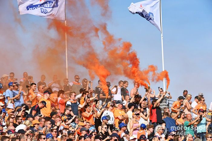 Los aficionados tiñen de naranja las gradas en apoyo a Max Verstappen, Red Bull Racing