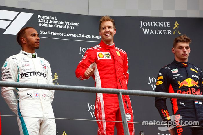 Podio: ganador de la carrera Sebastian Vettel, Ferrari, segundo lugar Lewis Hamilton, Mercedes AMG F1, tercer lugar Max Verstappen, Red Bull Racing