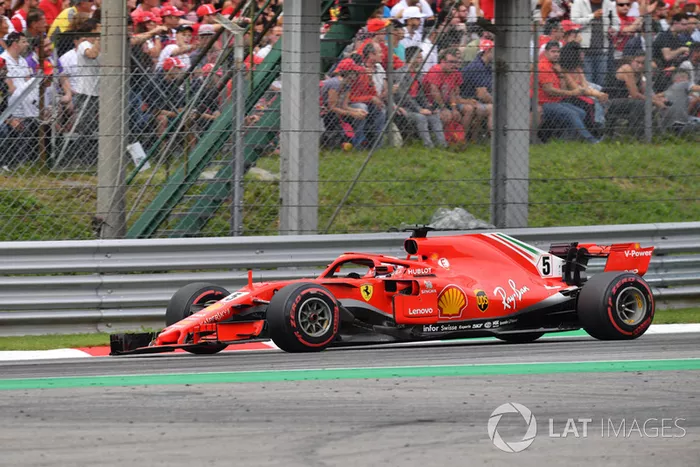 Sebastian Vettel, Ferrari SF71H, con el alerón delantero roto tras tocarse con Hamilton en la primera vuelta de Italia