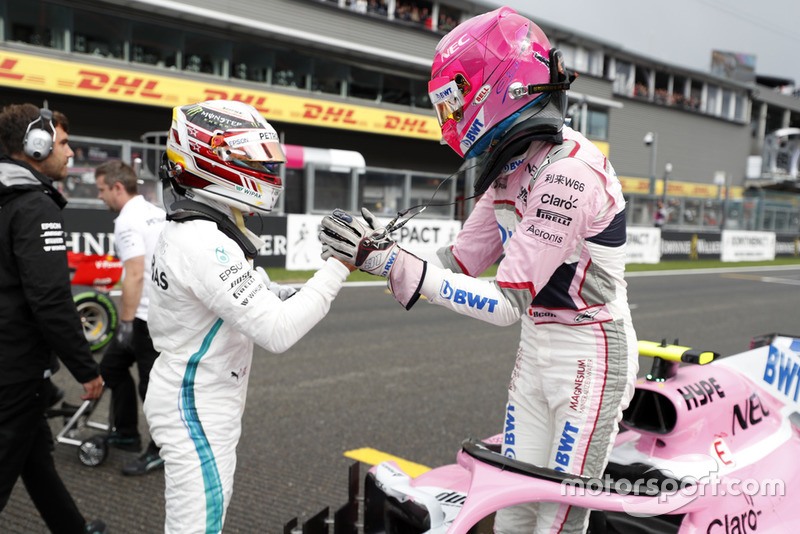 Lewis Hamilton, Mercedes AMG F1, y Esteban Ocon, Racing Point Force India VJM11