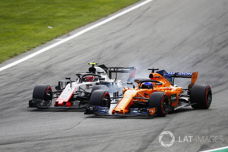 Kevin Magnussen, Haas F1 Team VF-18, y Fernando Alonso, McLaren MCL33, rueda a rueda