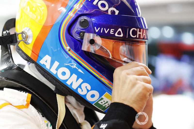 Fernando Alonso, McLaren se pone su casco en el garaje
