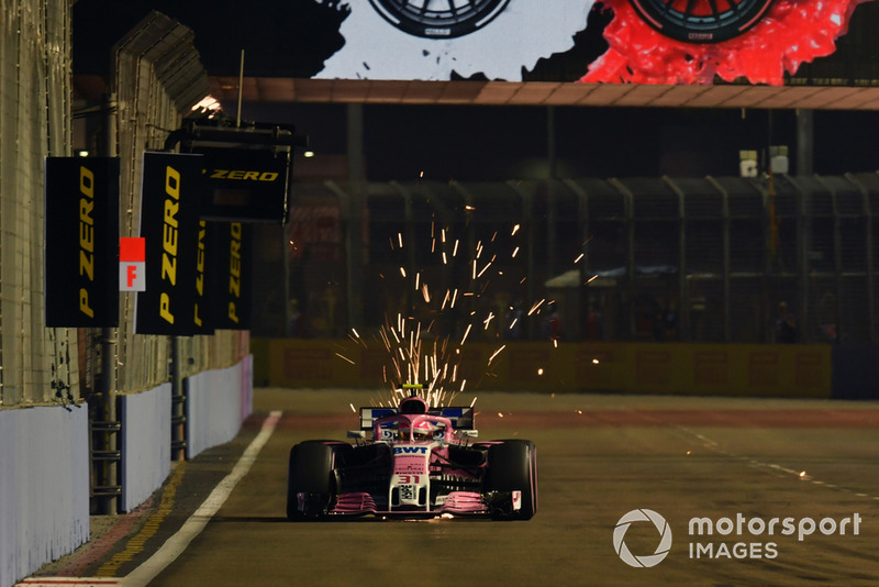 Esteban Ocon, Racing Point Force India VJM11, solleva scintille