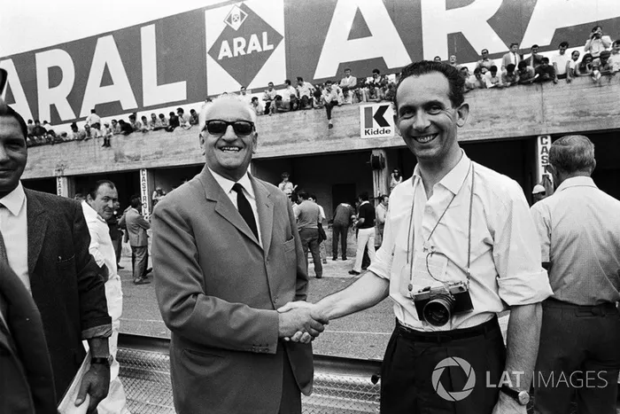 John Blunsden serre la main d'Enzo Ferrari 