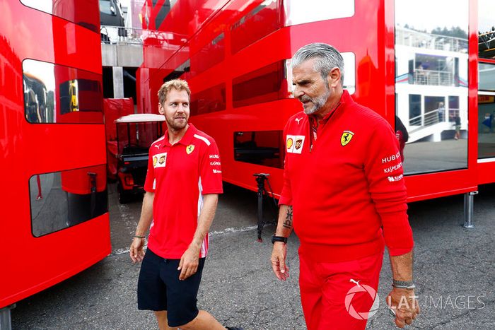 Sebastian Vettel, Ferrari, camina con el director del equipo Maurizio Arrivabene, Ferrari
