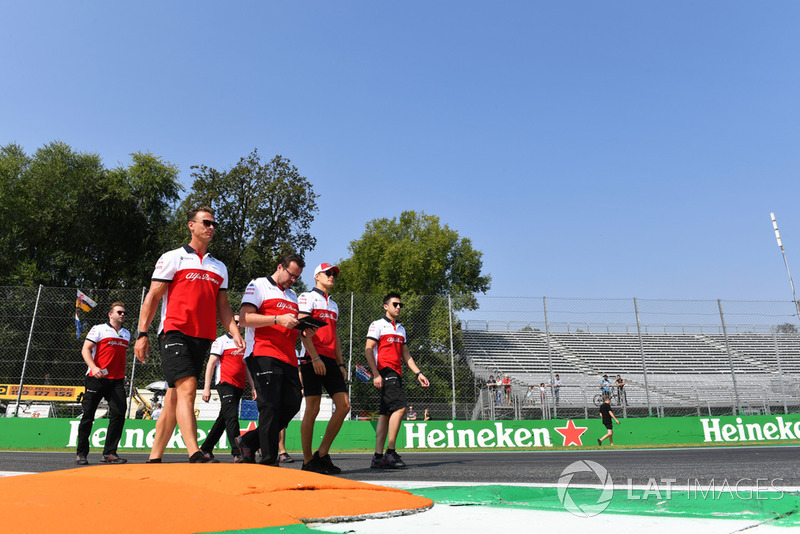 Marcus Ericsson, Sauber walks the track