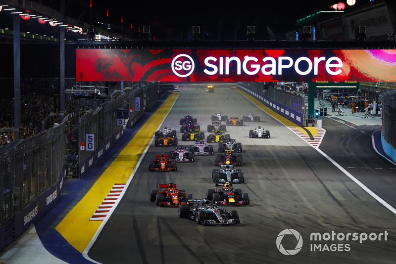 Lewis Hamilton, Mercedes AMG F1 W09 EQ Power+, devant Sebastian Vettel, Ferrari SF71H, Max Verstappen, Red Bull Racing RB14, Valtteri Bottas, Mercedes AMG F1 W09 EQ Power+, Kimi Raikkonen, Ferrari SF71H, et le reste du peloton au départ