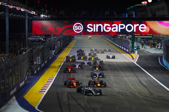 Lewis Hamilton, Mercedes AMG F1 W09 EQ Power+, precede Sebastian Vettel, Ferrari SF71H, Max Verstappen, Red Bull Racing RB14, Valtteri Bottas, Mercedes AMG F1 W09 EQ Power+, Kimi Raikkonen, Ferrari SF71H, e il resto del gruppo, alla partenza
