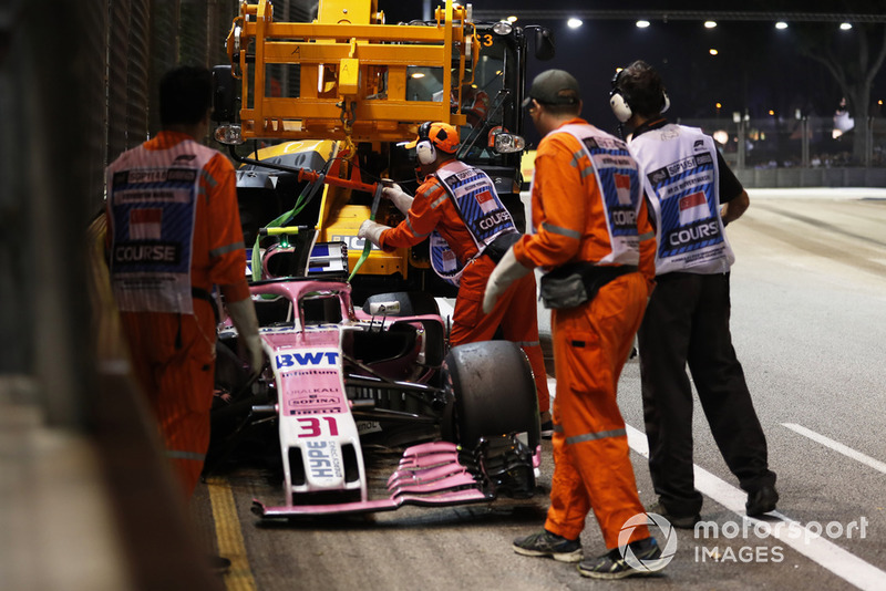 Accidente de Esteban Ocon, Racing Point Force India VJM11, tras tocarse con Pérez