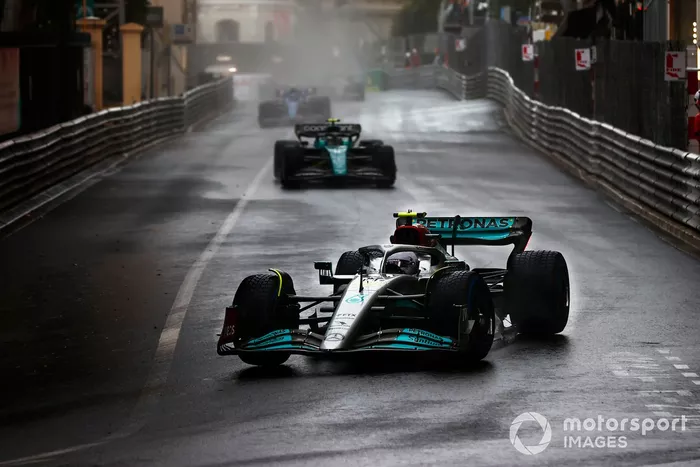 Lewis Hamilton, Mercedes W13, Sebastian Vettel, Aston Martin AMR22