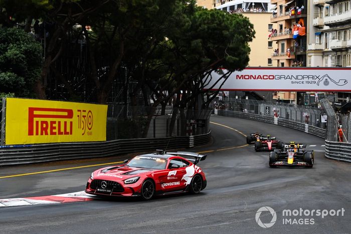 El Safety Car Sergio Pérez, Red Bull Racing RB18, Carlos Sainz, Ferrari F1-75, Max Verstappen, Red Bull Racing RB18
