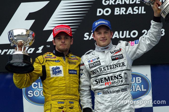 Raikkonen como vencedor no pódio em Interlagos, com Fisichella em segundo