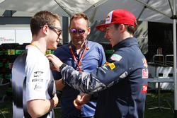 Стоффель Вандорн, третий пилот McLaren F1 Team и Фрэнк Монтаньи, ведущий Canal+ TV и Пьер Гасли, тес