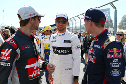 Romain Grosjean, Haas F1 Team con Jenson Button, McLaren