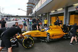 Джолион Палмер, Renault Sport F1 Team RS16 в гараже
