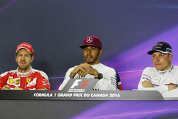 (Зліва направо): Себастьян Феттель, Ferrari; Льюїс Хемілтон, Mercedes AMG F1; Валттері Боттас, Willi