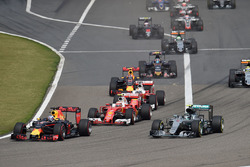 Daniel Ricciardo, Red Bull Racing RB12, und Nico Rosberg, Mercedes AMG F1 Team W07, in Führung nach