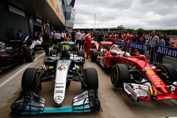 Машина Льюиса Хэмилтона, Mercedes AMG F1 в закрытом парке