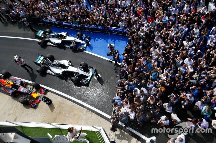 Ganador de la carrera Lewis Hamilton, híbrido de Mercedes AMG F1 W07 celebra
