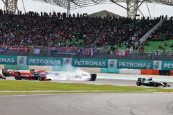 Lewis Hamilton, Mercedes AMG F1, W07 Hybrid, vor Nico Rosberg, Mercedes AMG F1, W07 Hybrid, und Seba