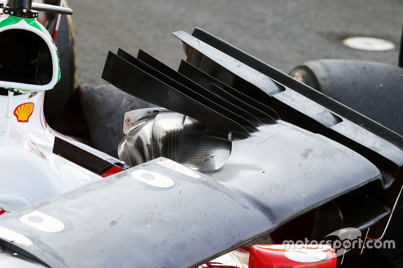 Der beschädigte Ferrari von Sebastian Vettel