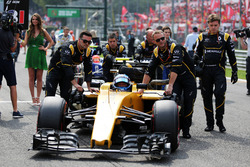 Jolyon Palmer, Renault Sport F1 Team RS16 in der Startaufstellung