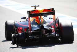 Daniel Ricciardo, Red Bull Racing RB12 mit einem Reifenschadenw out