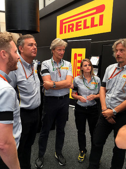 Teambesprechung bei Pirelli