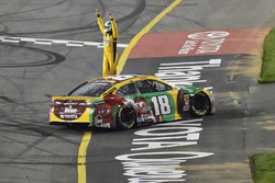 Race winner Kyle Busch, Joe Gibbs Racing