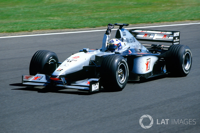 Coulthard houdt Irvine vrij eenvoudig achter zich en wint zijn thuisrace: