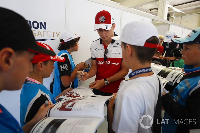 Charles Leclerc, Sauber, signe un autographe pour des jeunes fans