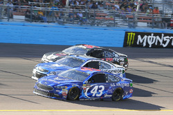 Aric Almirola, Richard Petty Motorsports Ford, Dale Earnhardt Jr., Hendrick Motorsports Chevrolet, K