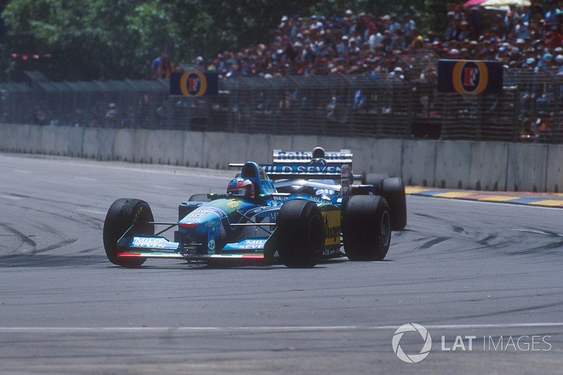 Michael Schumacher, Benetton B194 Ford leads Damon Hill, Nigel Mansell, Williams FW16B Renault