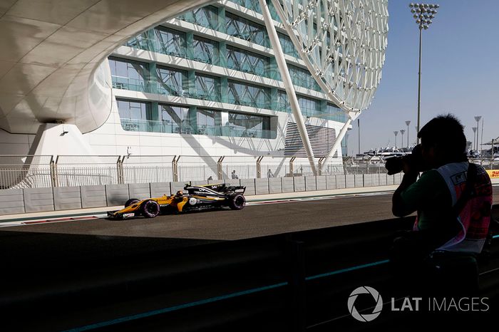 Observan fotógrafos a Carlos Sainz Jr., Renault Sport F1 Team RS17