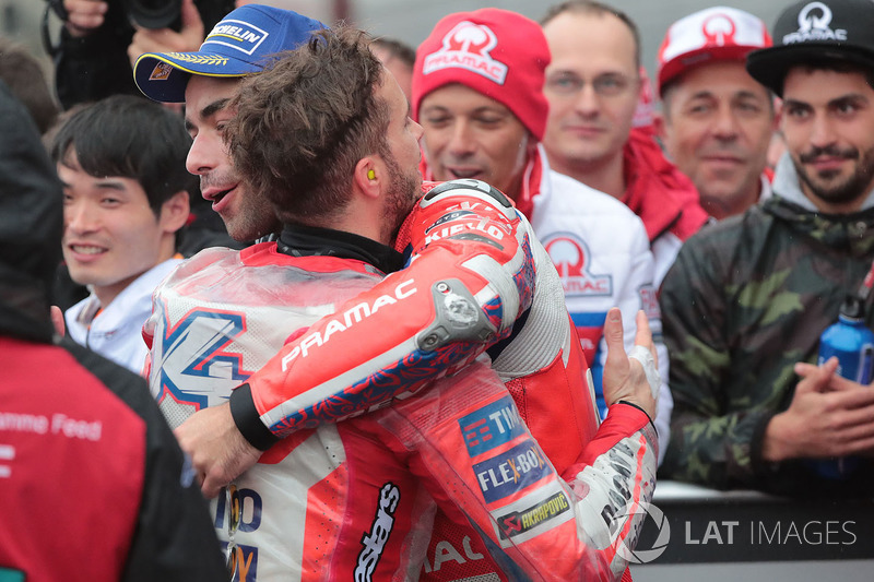 Il vincitore della gara Andrea Dovizioso, Ducati Team, il terzo classificato Danilo Petrucci, Pramac Racing