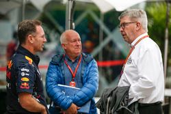 Christian Horner, jefe de equipo de carreras de Red Bull con Dieter Rencken, periodista y Ross Brawn