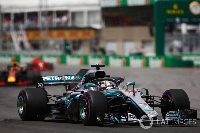 Lewis Hamilton, Mercedes AMG F1 W09,  por delante de  Daniel Ricciardo, Red Bull Racing RB14 y Kimi Raikkonen