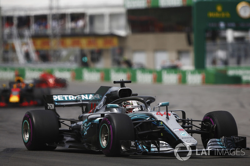 Lewis Hamilton, Mercedes AMG F1 W09, leads Daniel Ricciardo, Red Bull Racing RB14 and Kimi Raikkonen