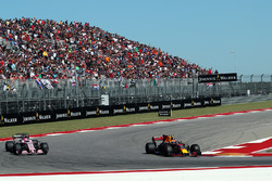 Max Verstappen, Red Bull Racing RB13 y Esteban Ocon, Sahara Force India VJM10