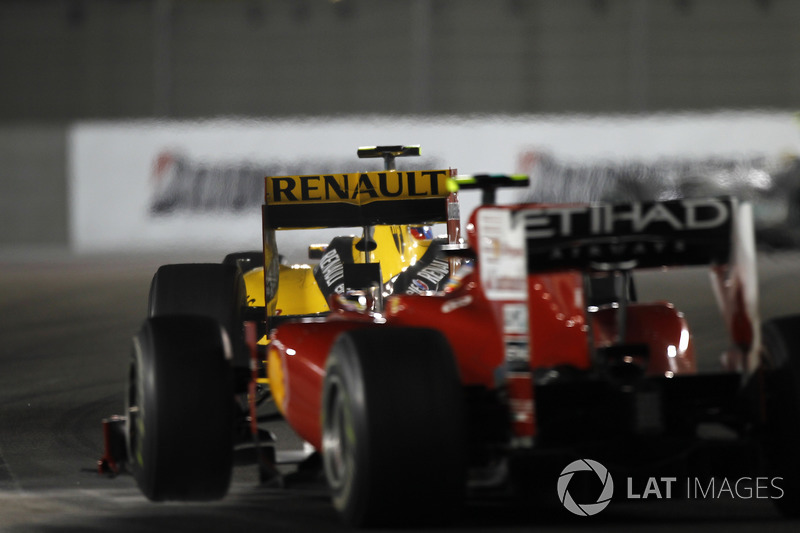 GP de Abu Dhabi 2010 – Chegando como líder à decisão do mundial, o espanhol perdeu o título após um erro estratégico da Ferrari tê-lo deixado atrás de Vitaly Petrov após seu pit stop. Sem conseguir passar o russo, ele viu Vettel vencer.
